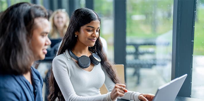 Students use a laptop.